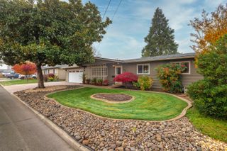 905 Comet Avenue, Central Point, OR 97502