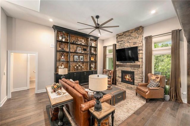 1807 SW Cemetery Road, Oak Grove, MO 64075