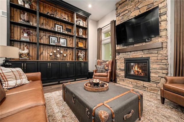 1807 SW Cemetery Road, Oak Grove, MO 64075