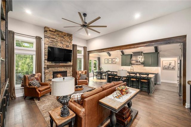 1807 SW Cemetery Road, Oak Grove, MO 64075