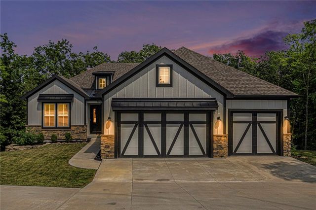 1807 SW Cemetery Road, Oak Grove, MO 64075