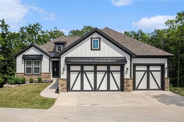 1807 SW Cemetery Road, Oak Grove, MO 64075