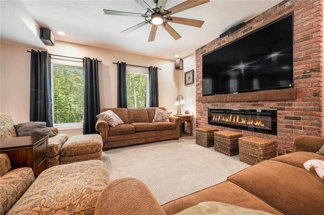 1807 SW Cemetery Road, Oak Grove, MO 64075