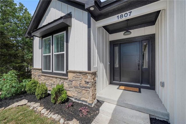 1807 SW Cemetery Road, Oak Grove, MO 64075