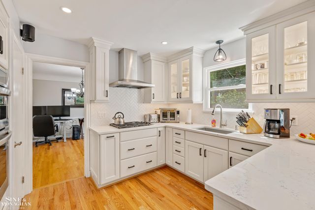 525 Saddle Lane, Grosse Pointe Woods, MI 48236