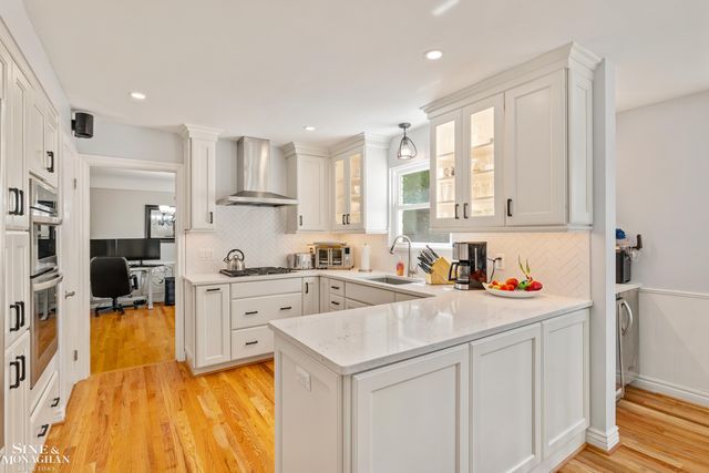 525 Saddle Lane, Grosse Pointe Woods, MI 48236