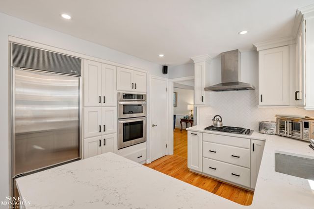 525 Saddle Lane, Grosse Pointe Woods, MI 48236
