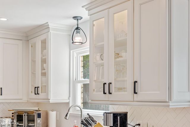 525 Saddle Lane, Grosse Pointe Woods, MI 48236