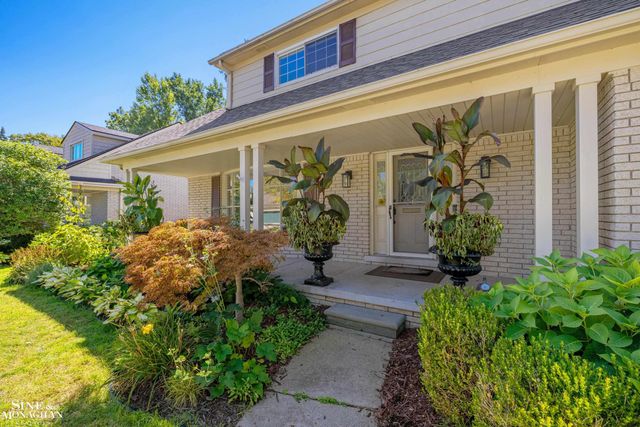 525 Saddle Lane, Grosse Pointe Woods, MI 48236