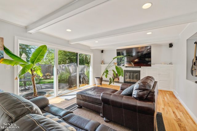 525 Saddle Lane, Grosse Pointe Woods, MI 48236