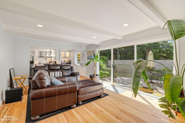 525 Saddle Lane, Grosse Pointe Woods, MI 48236