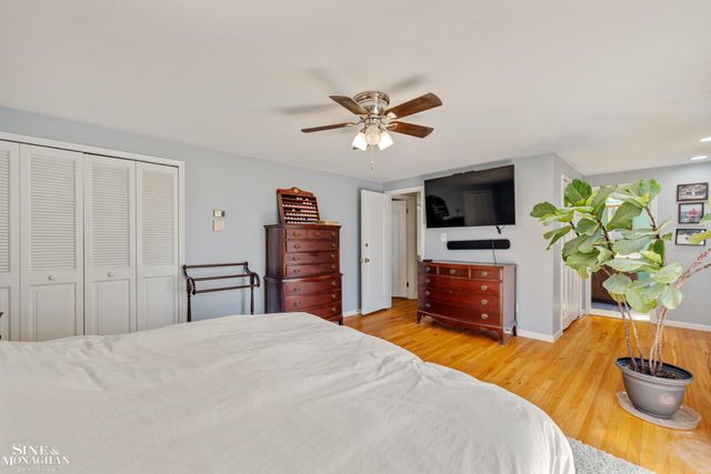 525 Saddle Lane, Grosse Pointe Woods, MI 48236