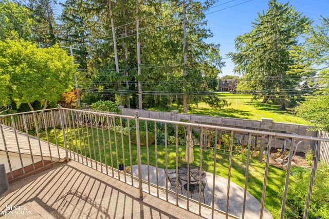 525 Saddle Lane, Grosse Pointe Woods, MI 48236