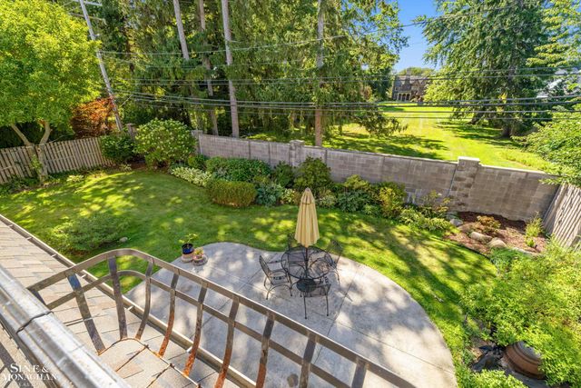 525 Saddle Lane, Grosse Pointe Woods, MI 48236