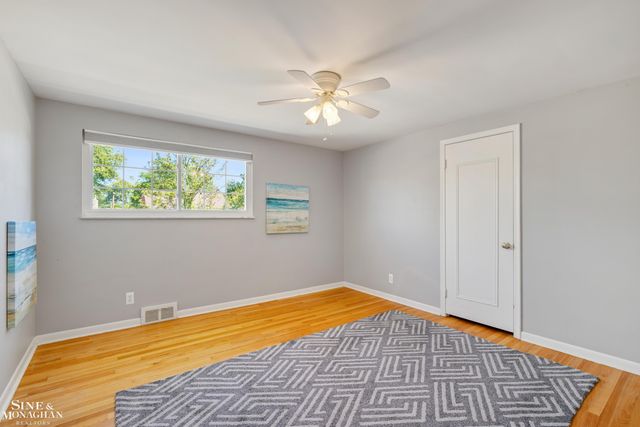 525 Saddle Lane, Grosse Pointe Woods, MI 48236