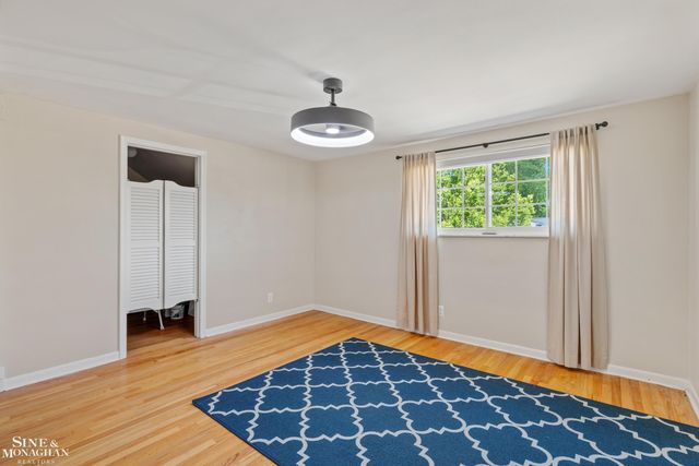 525 Saddle Lane, Grosse Pointe Woods, MI 48236