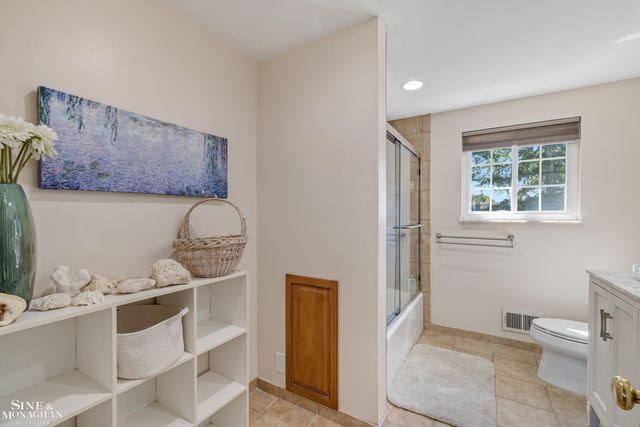 525 Saddle Lane, Grosse Pointe Woods, MI 48236