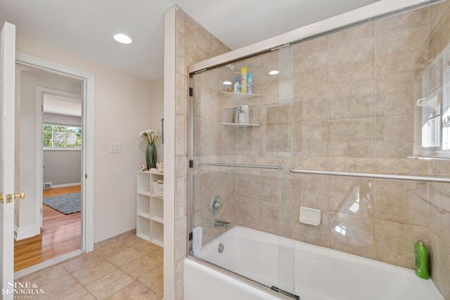 525 Saddle Lane, Grosse Pointe Woods, MI 48236