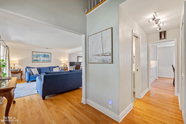 525 Saddle Lane, Grosse Pointe Woods, MI 48236