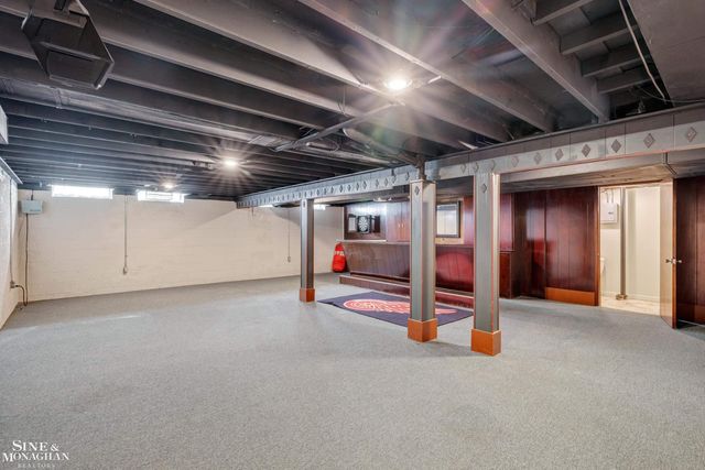 525 Saddle Lane, Grosse Pointe Woods, MI 48236
