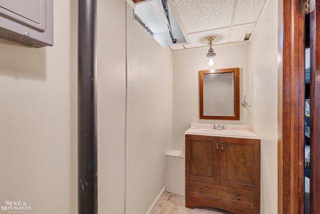 525 Saddle Lane, Grosse Pointe Woods, MI 48236