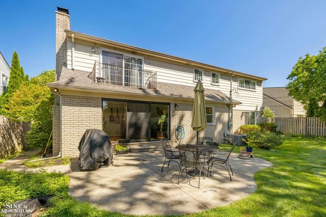 525 Saddle Lane, Grosse Pointe Woods, MI 48236