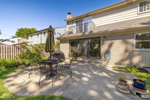 525 Saddle Lane, Grosse Pointe Woods, MI 48236