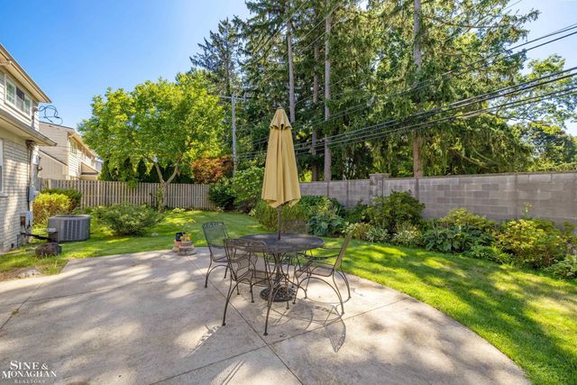525 Saddle Lane, Grosse Pointe Woods, MI 48236