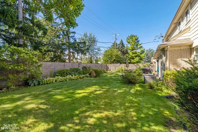 525 Saddle Lane, Grosse Pointe Woods, MI 48236