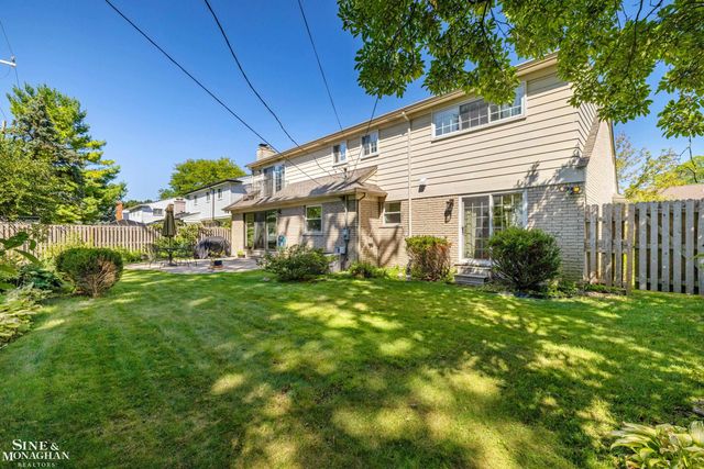 525 Saddle Lane, Grosse Pointe Woods, MI 48236