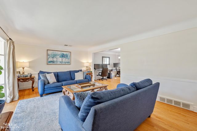 525 Saddle Lane, Grosse Pointe Woods, MI 48236