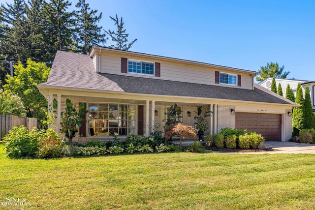 525 Saddle Lane, Grosse Pointe Woods, MI 48236
