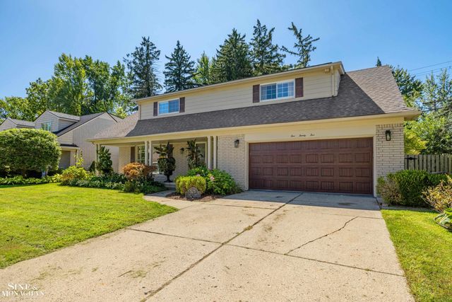 525 Saddle Lane, Grosse Pointe Woods, MI 48236