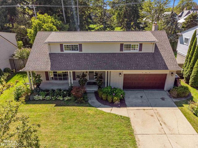 525 Saddle Lane, Grosse Pointe Woods, MI 48236