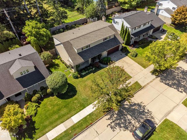 525 Saddle Lane, Grosse Pointe Woods, MI 48236