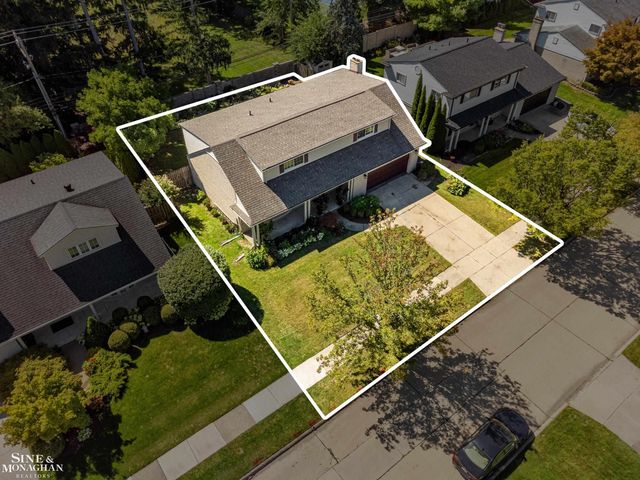 525 Saddle Lane, Grosse Pointe Woods, MI 48236