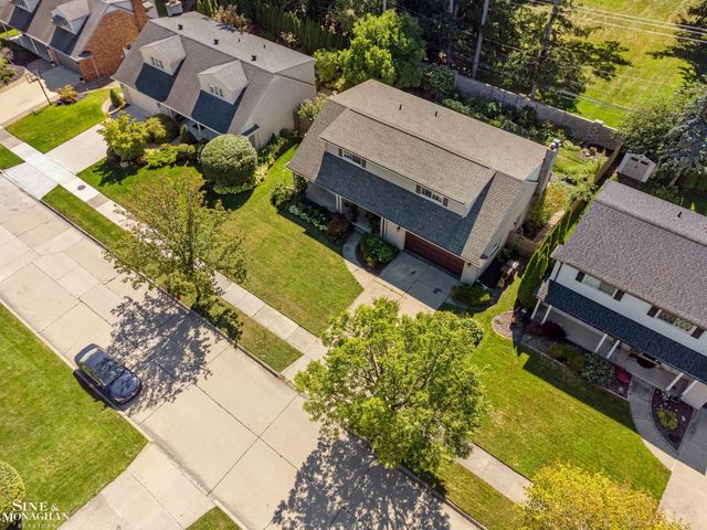 525 Saddle Lane, Grosse Pointe Woods, MI 48236