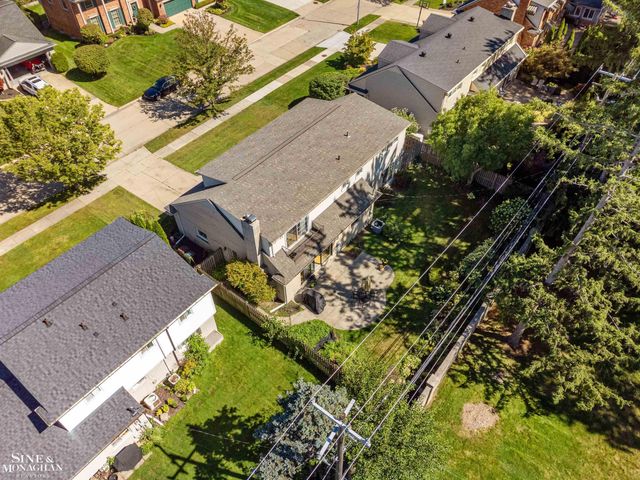525 Saddle Lane, Grosse Pointe Woods, MI 48236