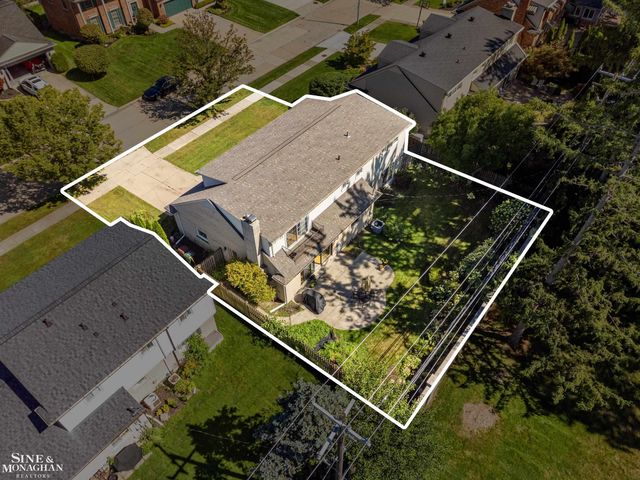 525 Saddle Lane, Grosse Pointe Woods, MI 48236