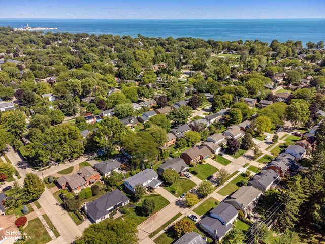 525 Saddle Lane, Grosse Pointe Woods, MI 48236