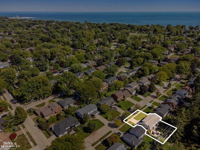 525 Saddle Lane, Grosse Pointe Woods, MI 48236