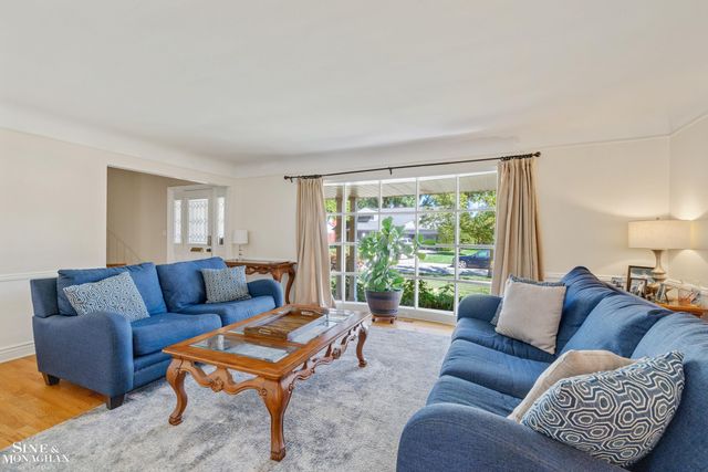 525 Saddle Lane, Grosse Pointe Woods, MI 48236