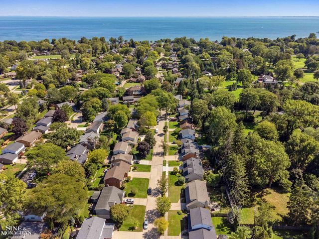 525 Saddle Lane, Grosse Pointe Woods, MI 48236