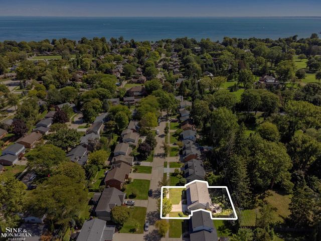 525 Saddle Lane, Grosse Pointe Woods, MI 48236