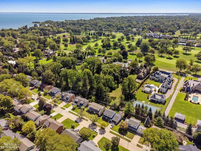 525 Saddle Lane, Grosse Pointe Woods, MI 48236