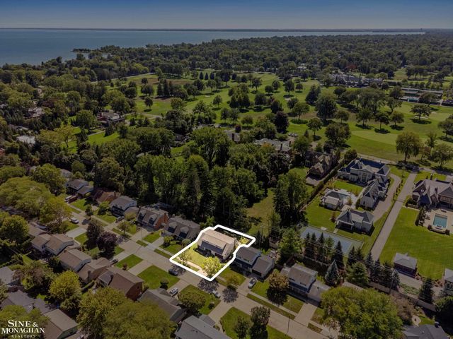 525 Saddle Lane, Grosse Pointe Woods, MI 48236