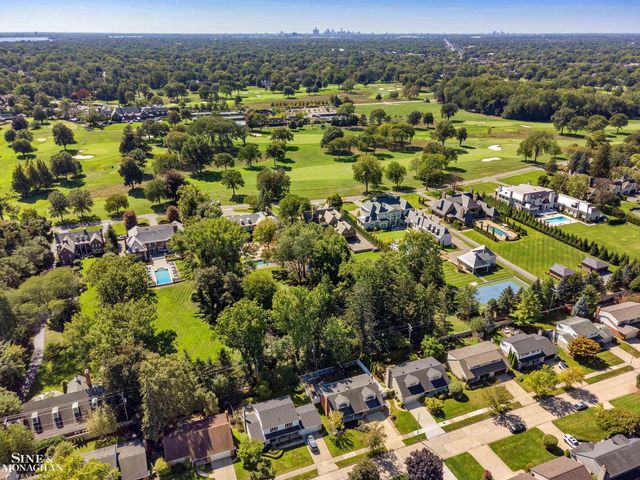 525 Saddle Lane, Grosse Pointe Woods, MI 48236