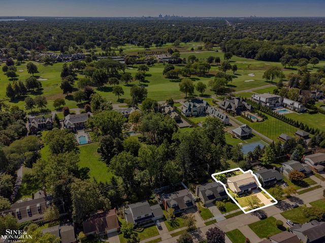 525 Saddle Lane, Grosse Pointe Woods, MI 48236