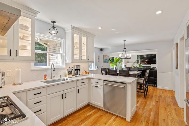 525 Saddle Lane, Grosse Pointe Woods, MI 48236