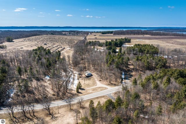 11153 Center Road, Traverse City, MI 49686